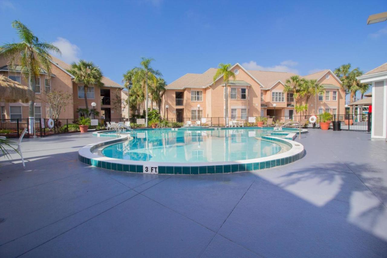 Studio With Double Bed And Community Pool Miles From Disney! Apartment *