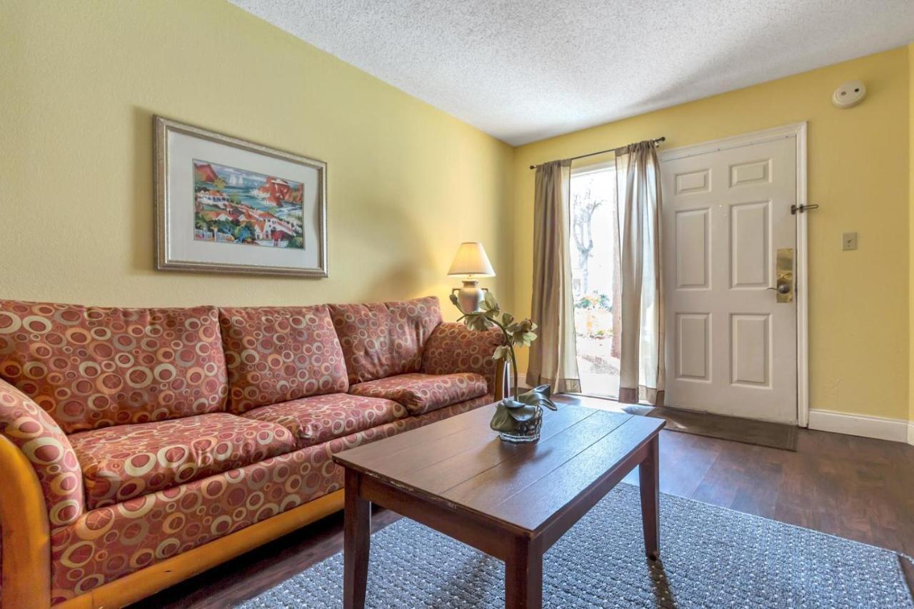 Studio With Double Bed And Community Pool Miles From Disney! * Orlando