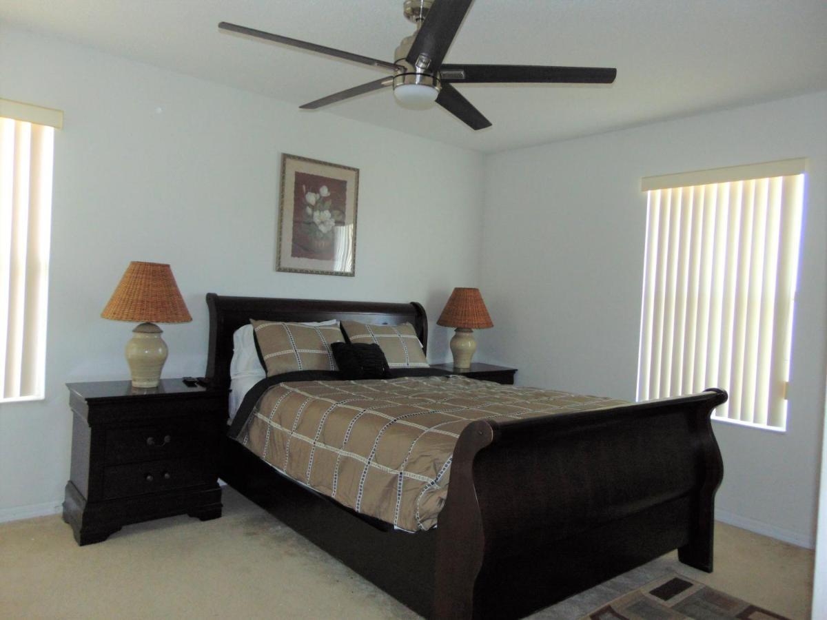 279 Square Meter Luxury Waterfront Home, Private Pool 15 Minutes From Disney! *