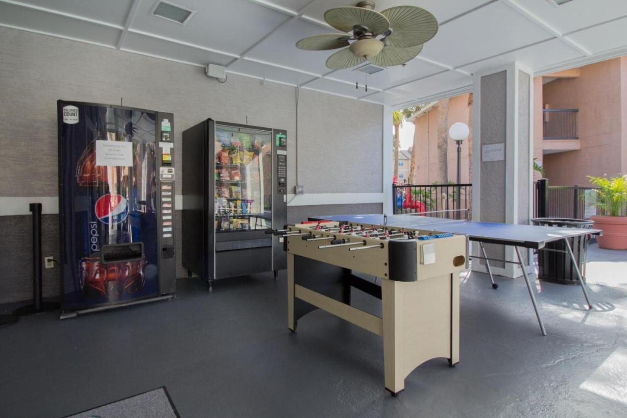 Studio With Double Bed And Community Pool Miles From Disney! Apartment