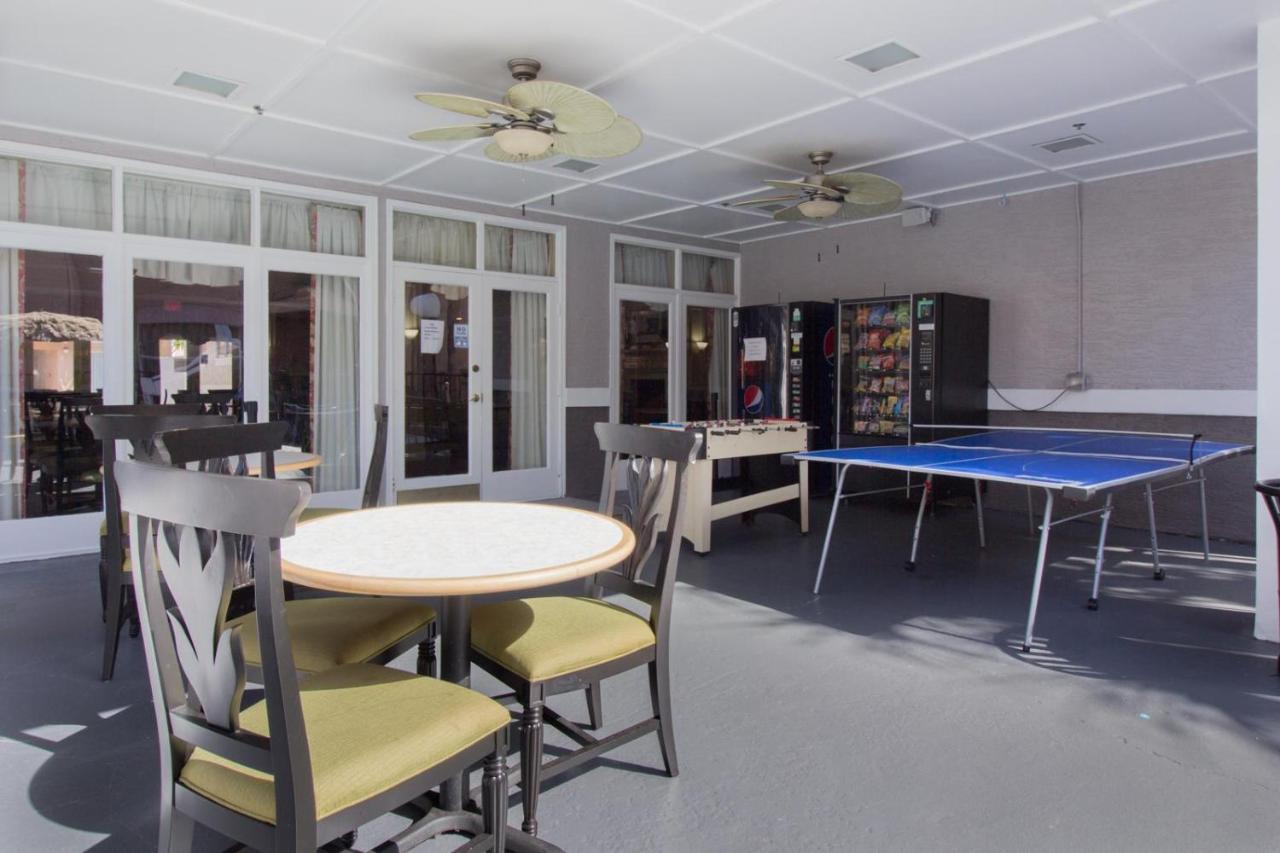 Studio With Double Bed And Community Pool Miles From Disney!