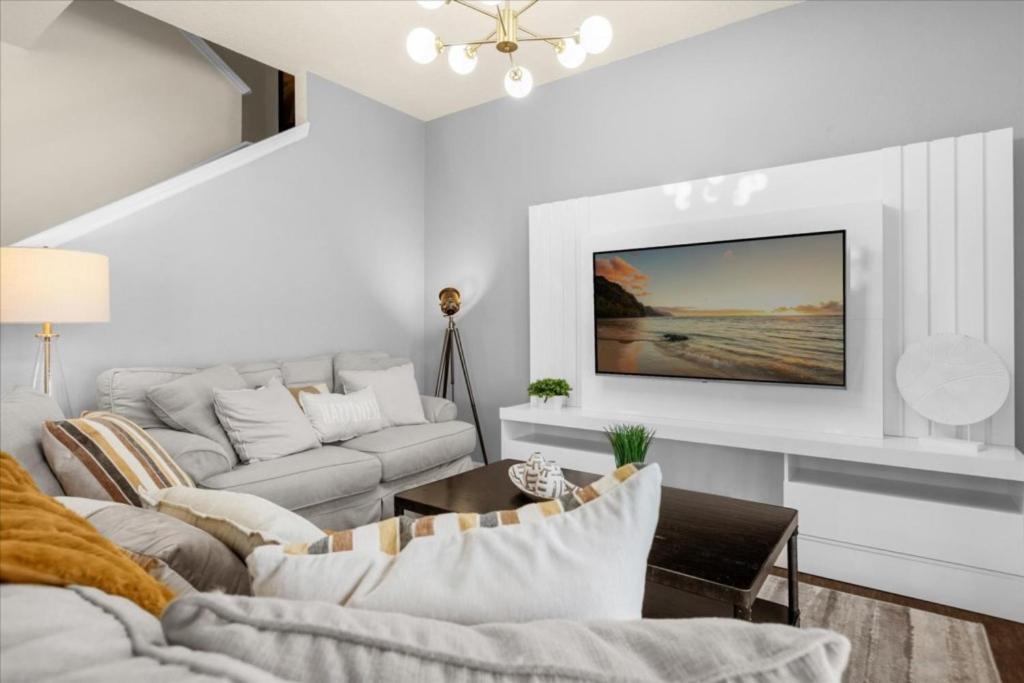4 Bedrooms - 3 Bathrooms - Lucaya Village 21-101 Holiday home