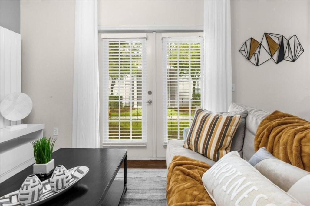 4 Bedrooms - 3 Bathrooms - Lucaya Village 21-101 Holiday home