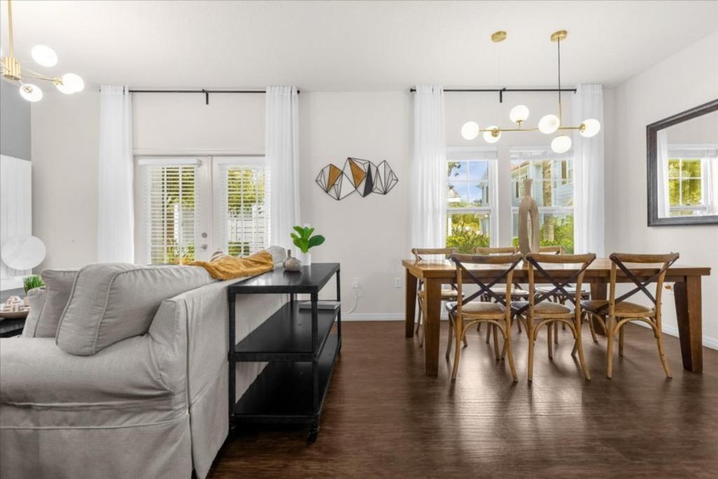 4 Bedrooms - 3 Bathrooms - Lucaya Village 21-101 *