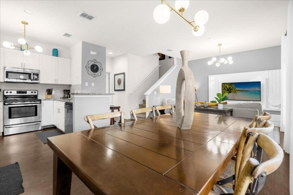 4 Bedrooms - 3 Bathrooms - Lucaya Village 21-101