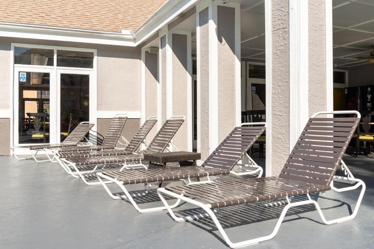 Double Bed Studio With Community Pool, Near All Famous Attractions!! * Orlando