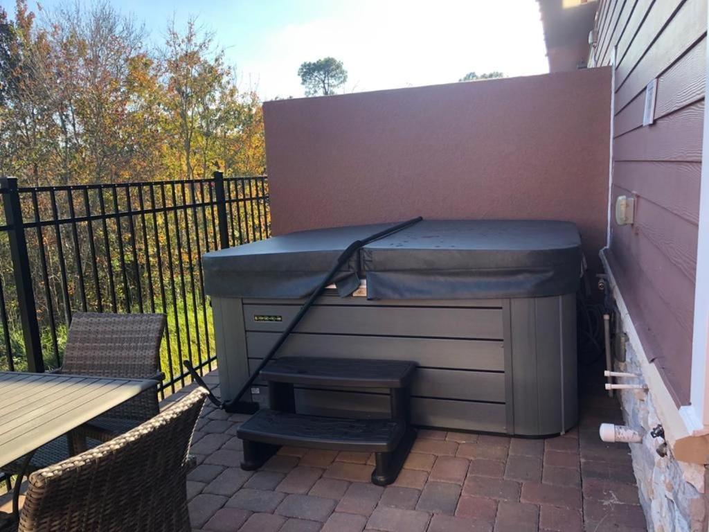 Luxury W/ 4 Plus Private Hot Tub Villa