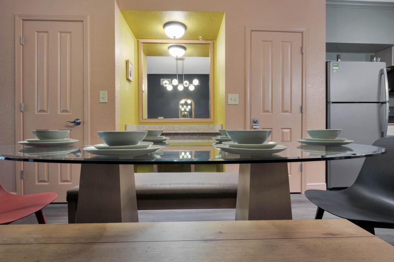 Designer 3br/2ba Corner - & Universal Apartment