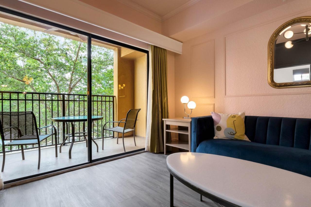 Apartment Designer 3br/2ba Corner - & Universal