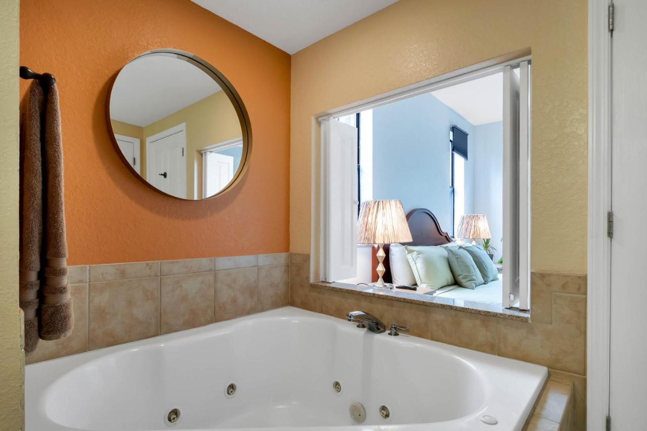 Designer 3br/2ba Corner - & Universal