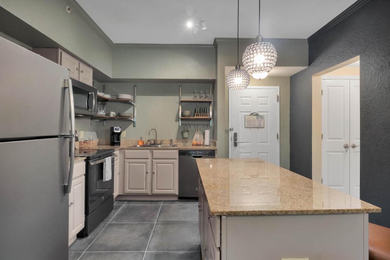 Designer 3br/2ba Corner - & Universal Apartment