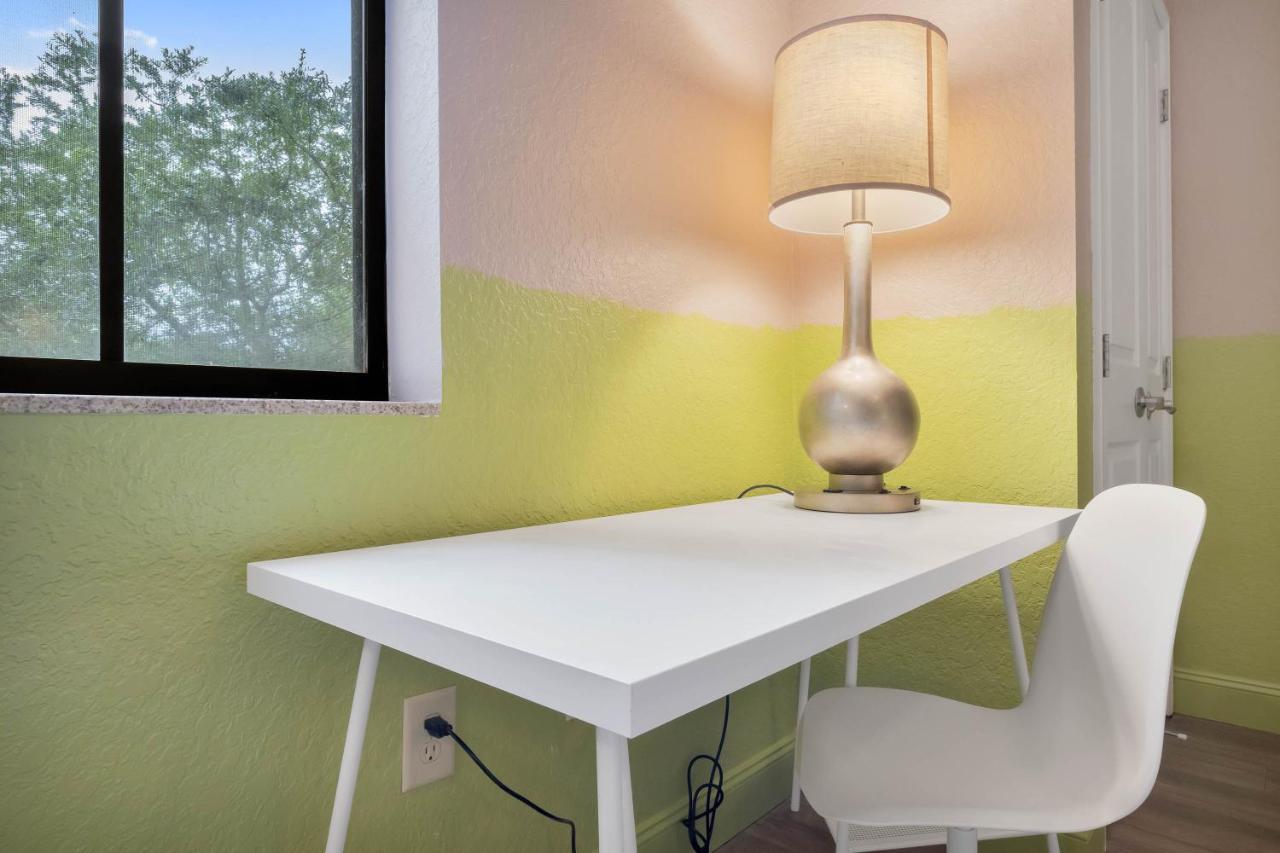 Apartment Designer 3br/2ba Corner - & Universal *