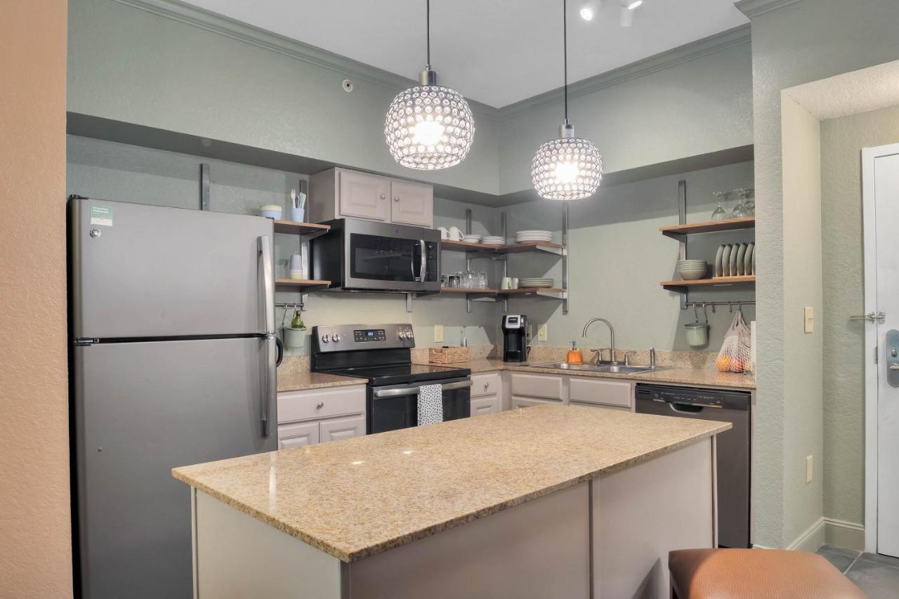 Designer 3br/2ba Corner - & Universal Apartment *