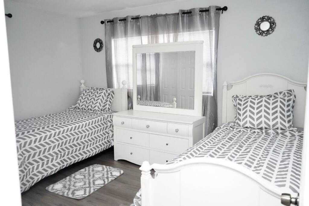 Beautifully Redone 3 Bedroom In Heart Of
