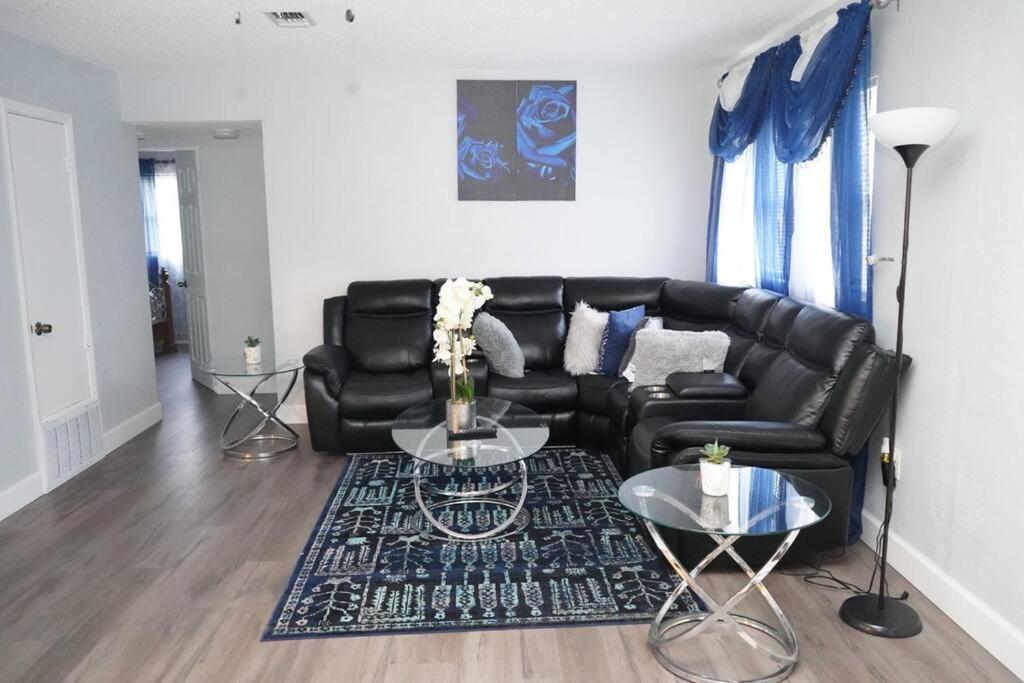 Beautifully Redone 3 Bedroom In Heart Of Holiday home