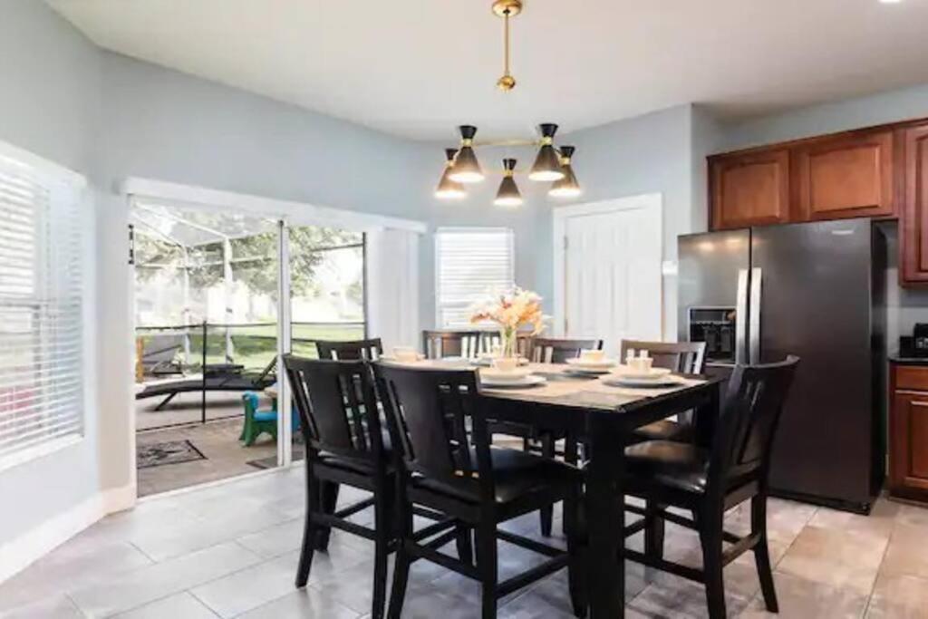 Cozy Themed 6 Br/4 Ba, Close To