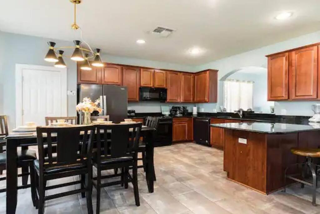 Cozy Themed 6 Br/4 Ba, Close To Holiday home