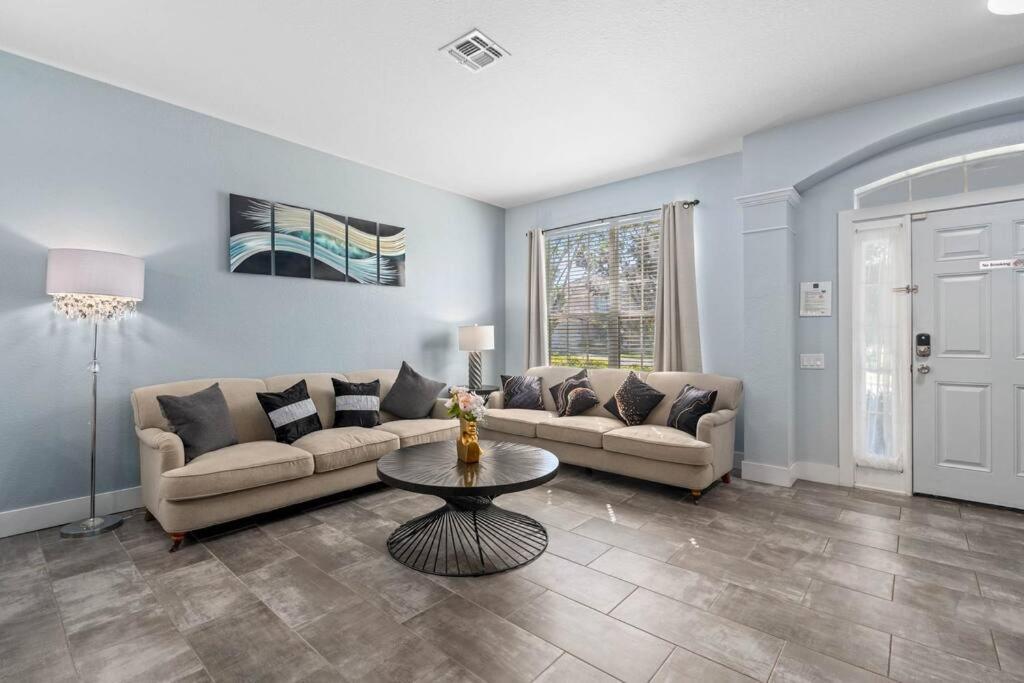 Cozy Themed 6 Br/4 Ba, Close To
