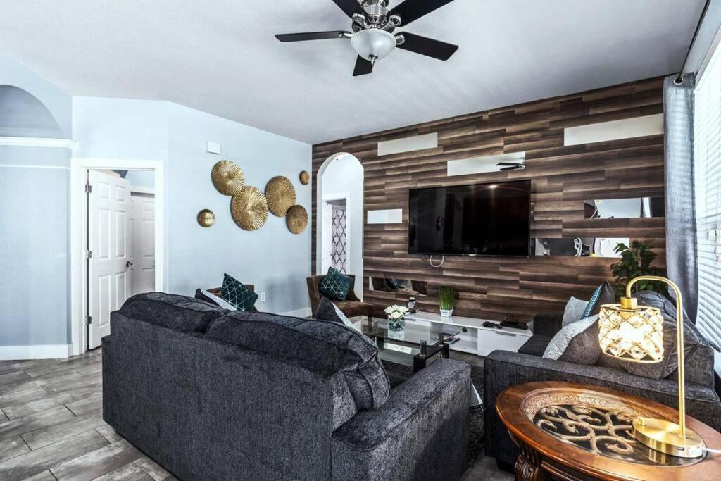Cozy Themed 6 Br/4 Ba, Close To