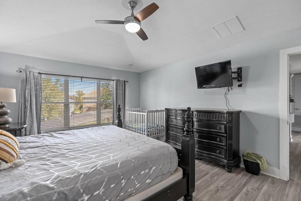 Cozy Themed 6 Br/4 Ba, Close To *