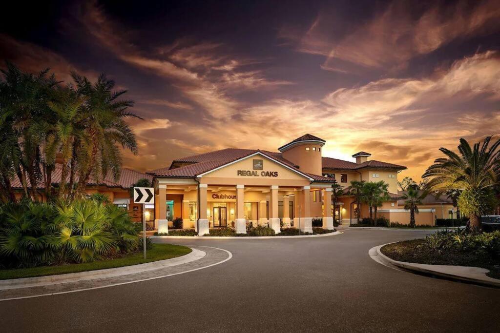 Holiday home Regal Oaks Mins To Disney *