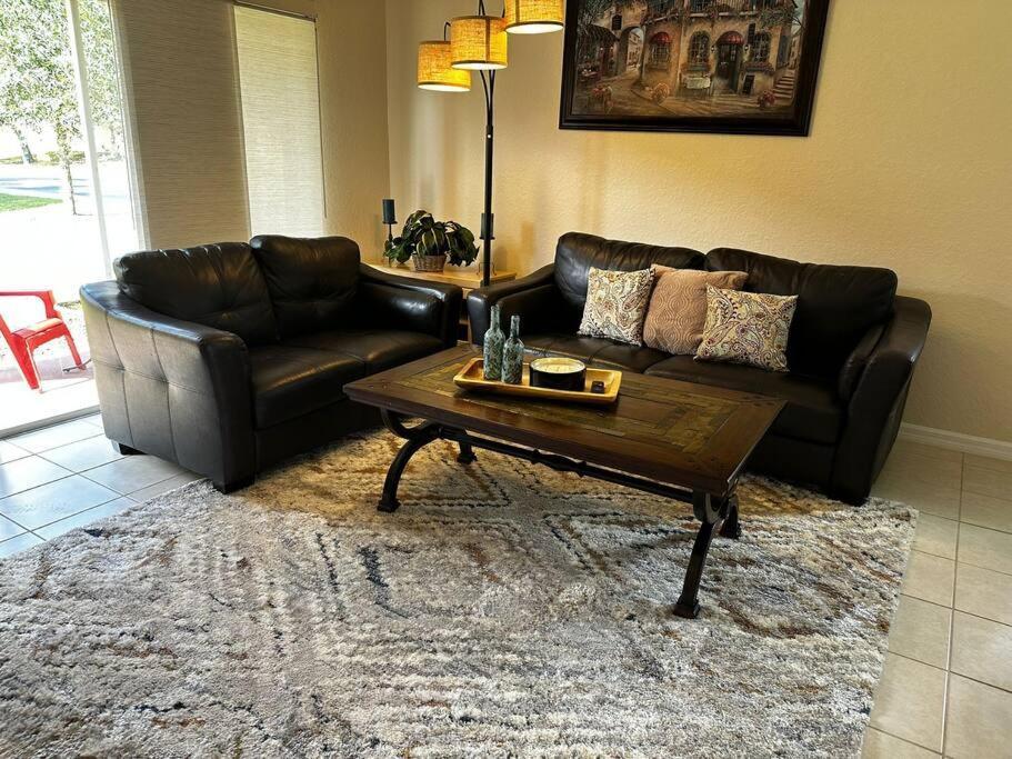 Holiday home Regal Oaks Mins To Disney Orlando