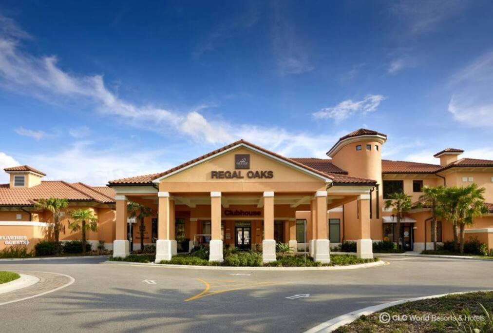 Holiday home Regal Oaks Mins To Disney