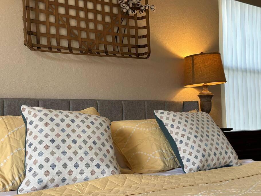Holiday home Regal Oaks Mins To Disney *