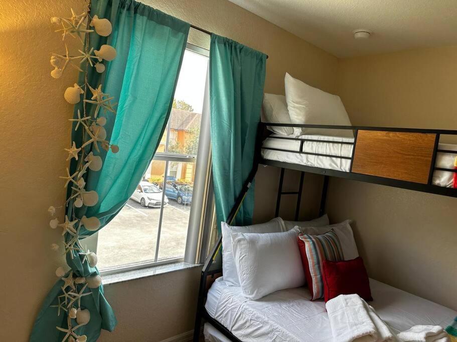 Holiday home Regal Oaks Mins To Disney Orlando