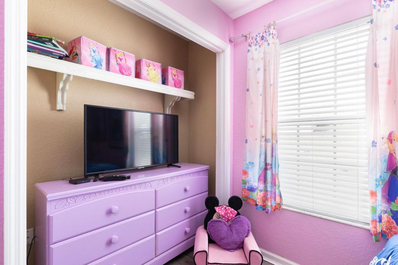 Windsor Hills Resort! 2 Miles To Disney! 6 Bedroom With Private Pool & Holiday home *