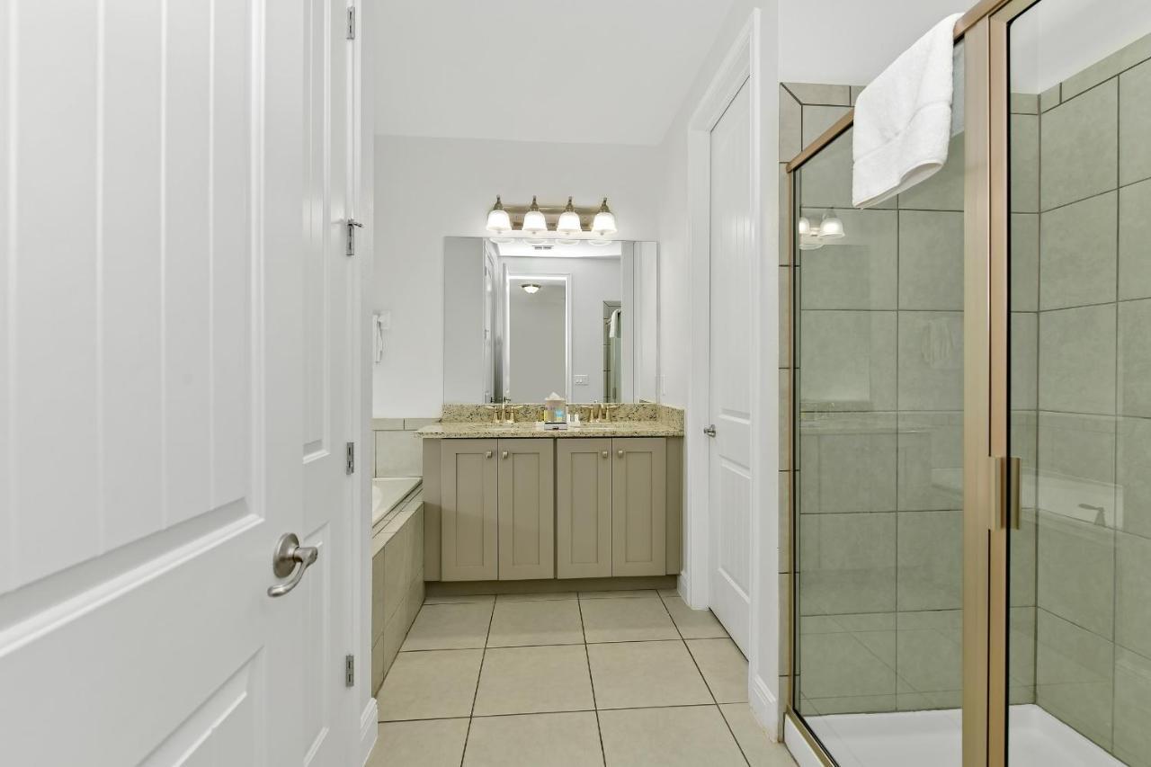 Spacious Near By Rentyl With Private Pool & Amenities - 250c Holiday home Orlando