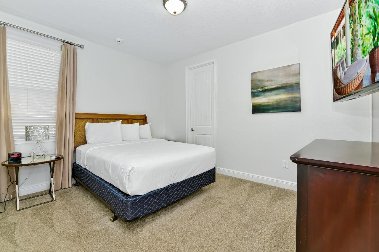Spacious Near By Rentyl With Private Pool & Amenities - 250c Holiday home Orlando
