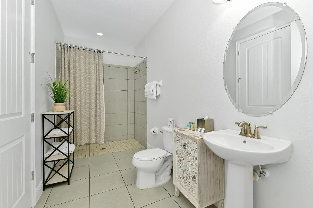 Spacious Near By Rentyl With Private Pool & Amenities - 250c Holiday home *