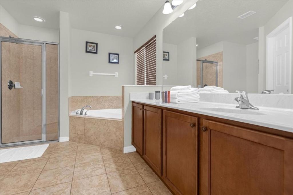 4 Bedrooms - 3 Bathrooms - Veranda Palms 4461 Np Holiday home *