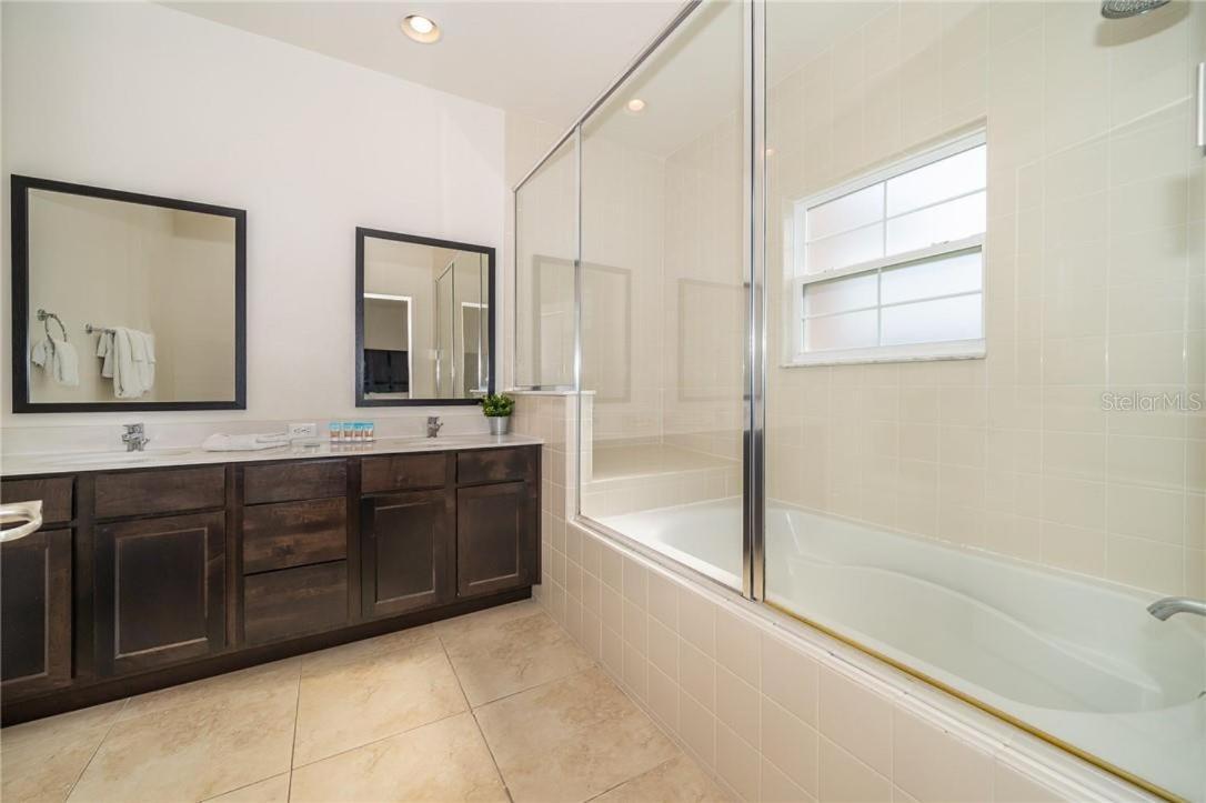 Charming 3 Bd W/ Spa Close To Disney @ Regal Oaks 2649 Holiday home