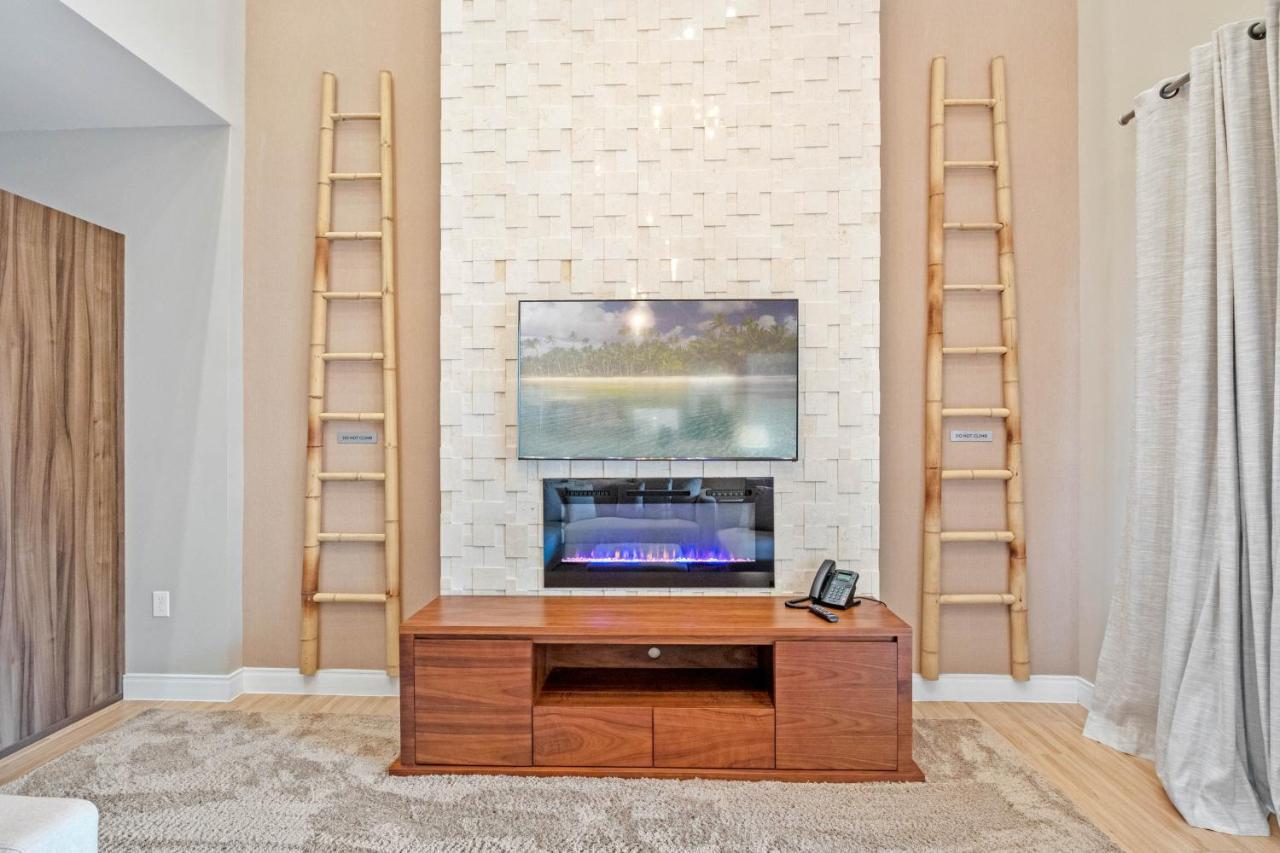 4 Bedrooms- 4,5 Bathrooms- Magic Village 7466 Bd