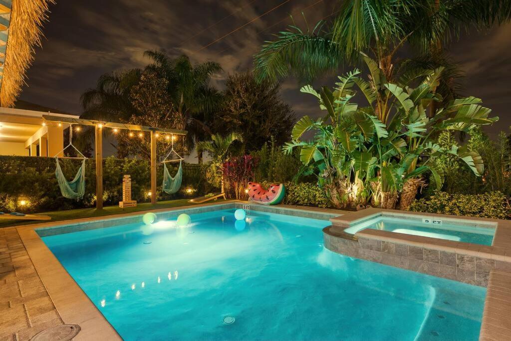 November Deal! Tiki Tropical Oasis & Mini Golf Villa