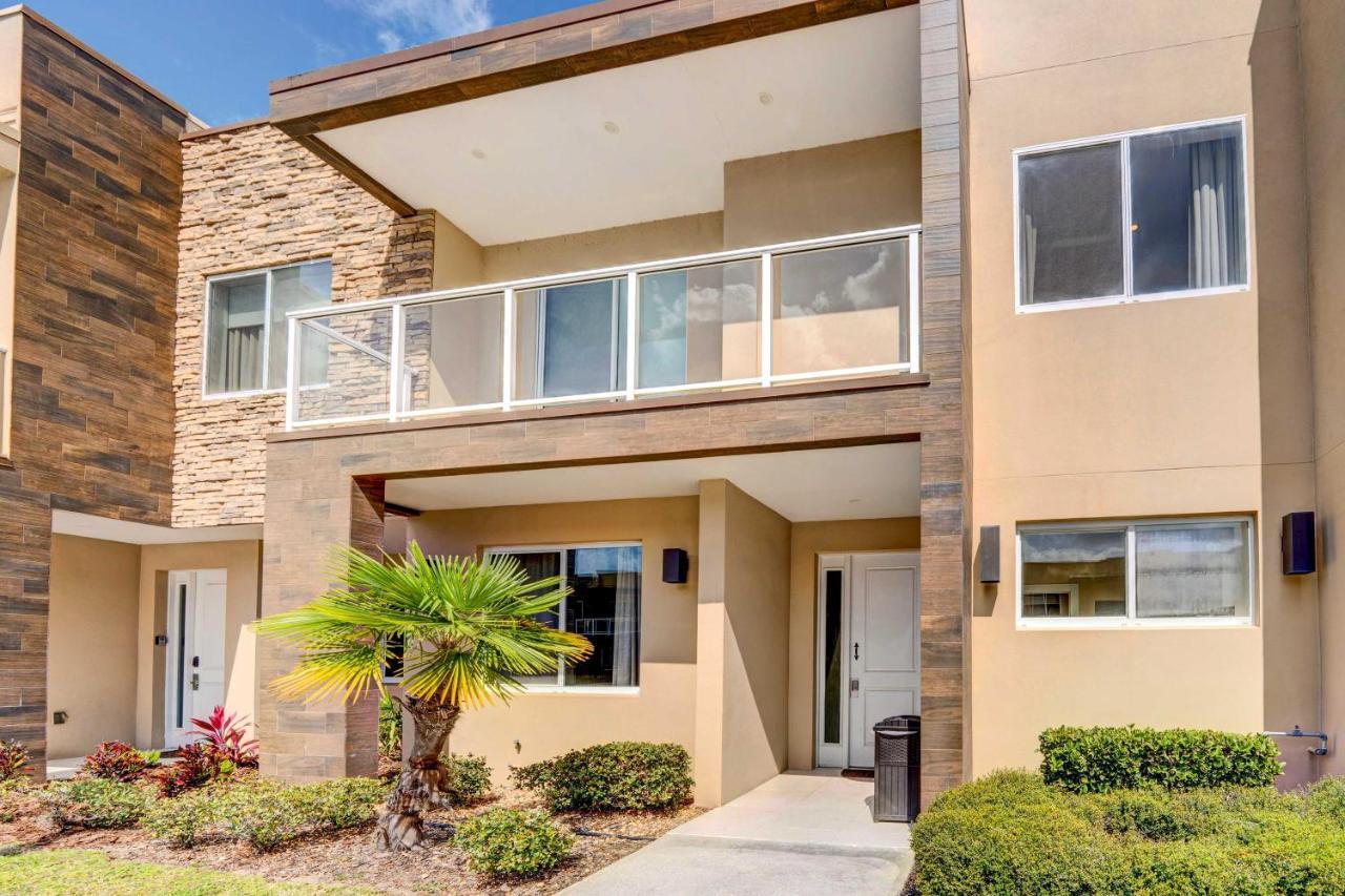 Modern Townhome With Patio And Grill Less Than 2 Mi To Disney! Holiday home