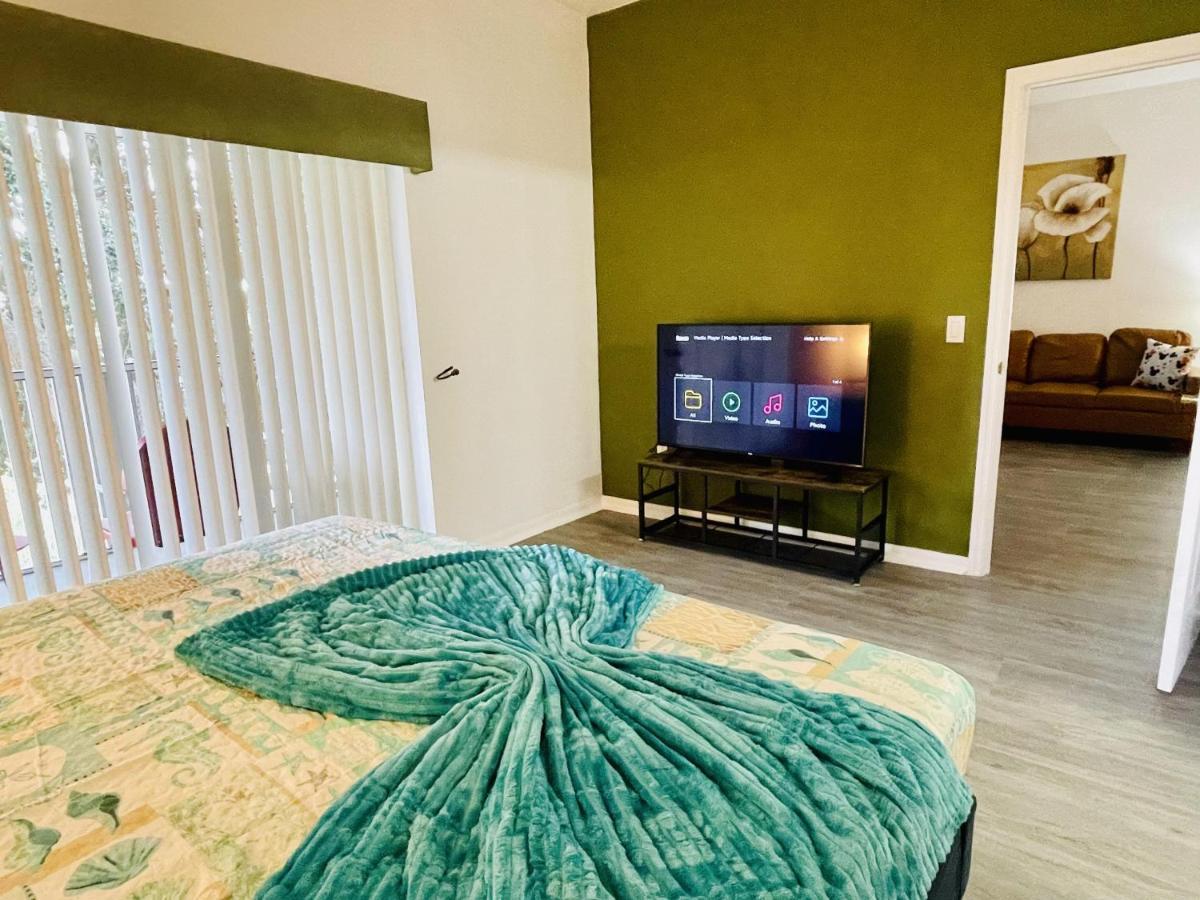 Huge Screened Patio That Overlooks Buck, Near Famous Attractions!! Apartment *
