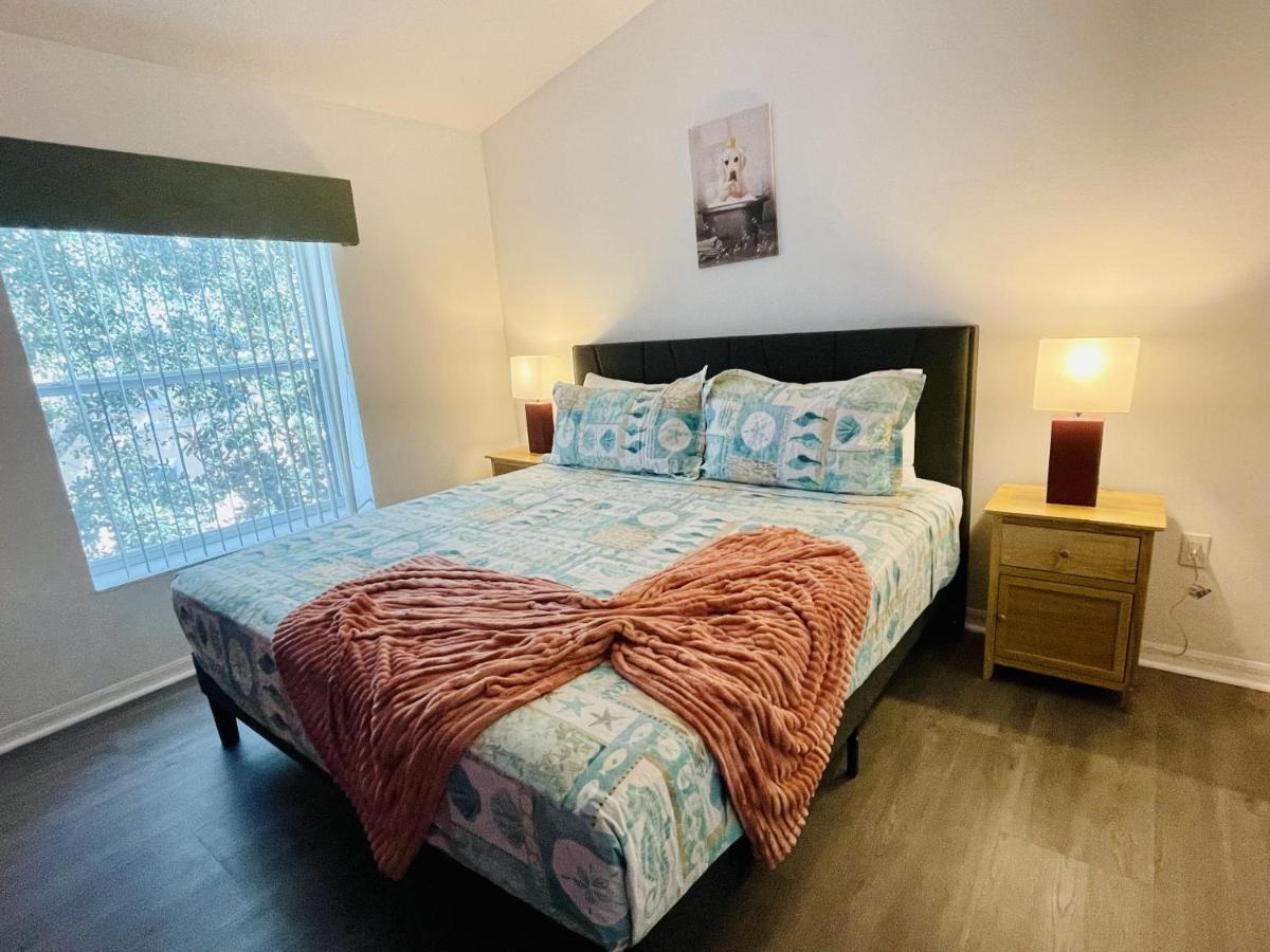 Huge Screened Patio That Overlooks Buck, Near Famous Attractions!! Apartment Orlando