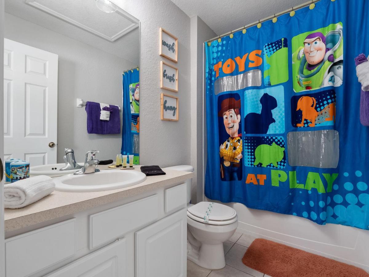 Mickey's Splash Pad, 2 Miles To Holiday home Orlando