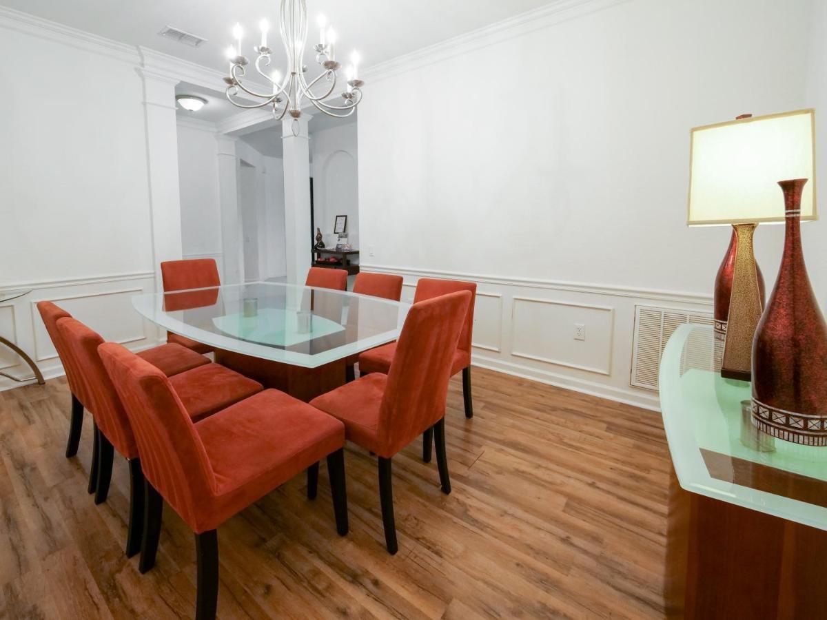 Holiday home 4br 2bath Balcony 5min Conv Center 2020ft