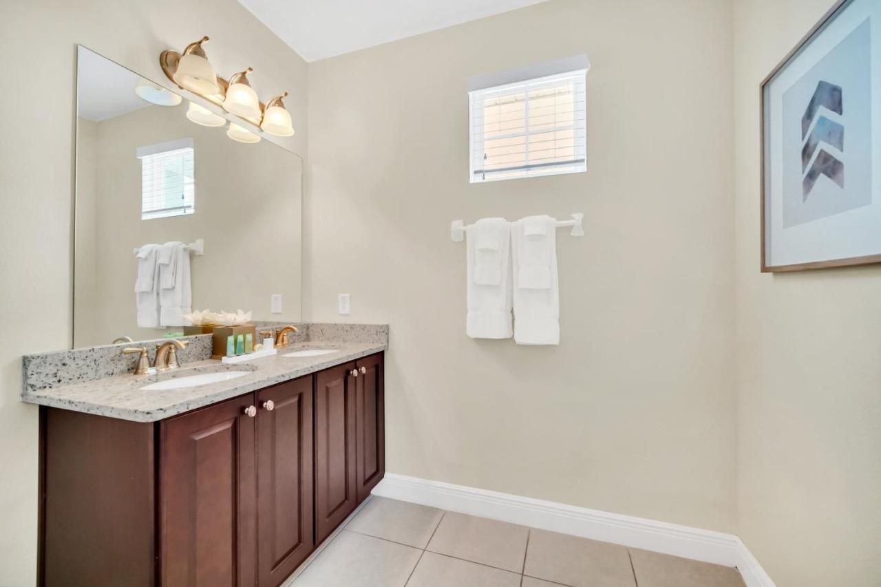 Spacious 8br Family House With Private Caged Pool And Full Size Crib Near Disney Holiday home