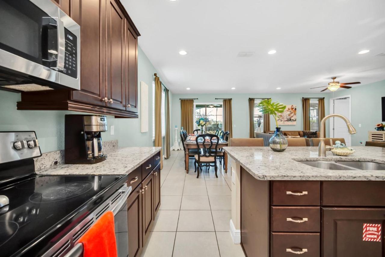 Spacious 8br Family House With Private Caged Pool And Full Size Crib Near Disney Holiday home *