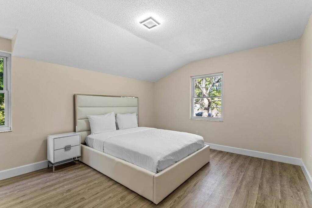 Villa Luxury House On The Near Universal Studious *