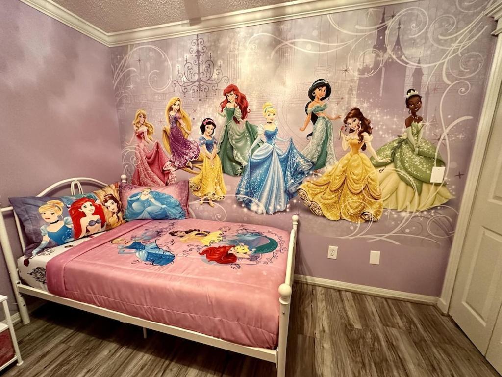 Themed - 10 Miles From Parks Holiday home *