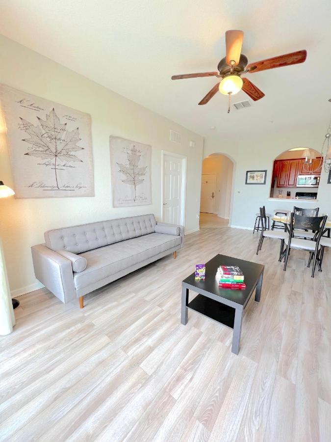 Holiday home 2br 2bath Balcony 5min Conv Center 1496ft *