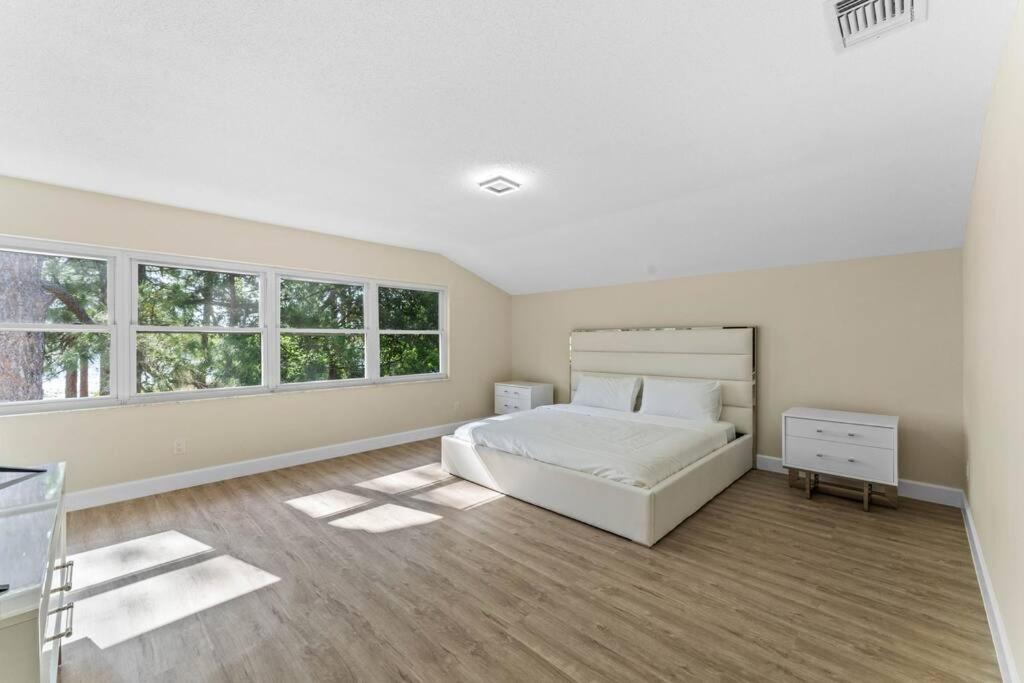 Luxury House On The Near Universal Studious Villa *