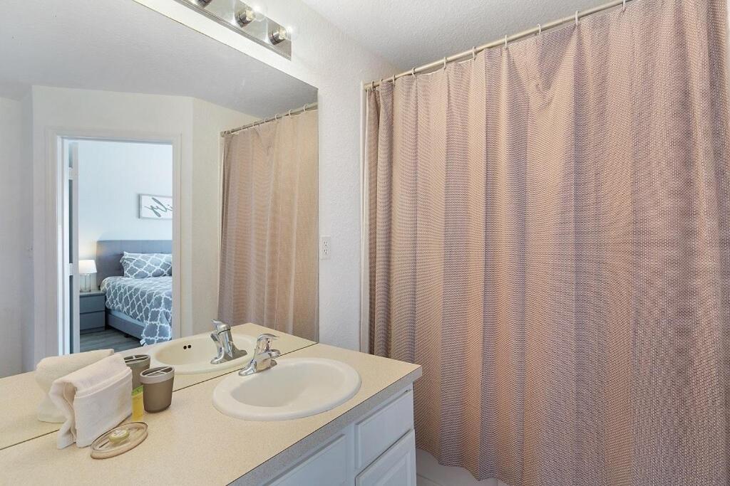 Pretty Townhome 2 Miles To Private Pool 2555 Orlando