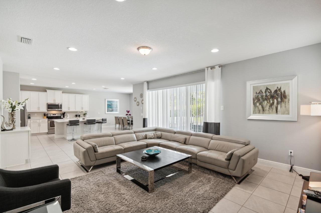 Modern 5 Bedroom Family Close To Disney Holiday home